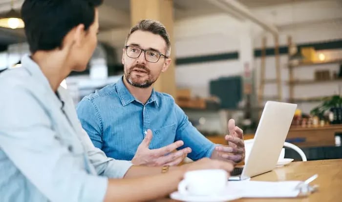 Twee mannelijke collega's hebben een overleg.