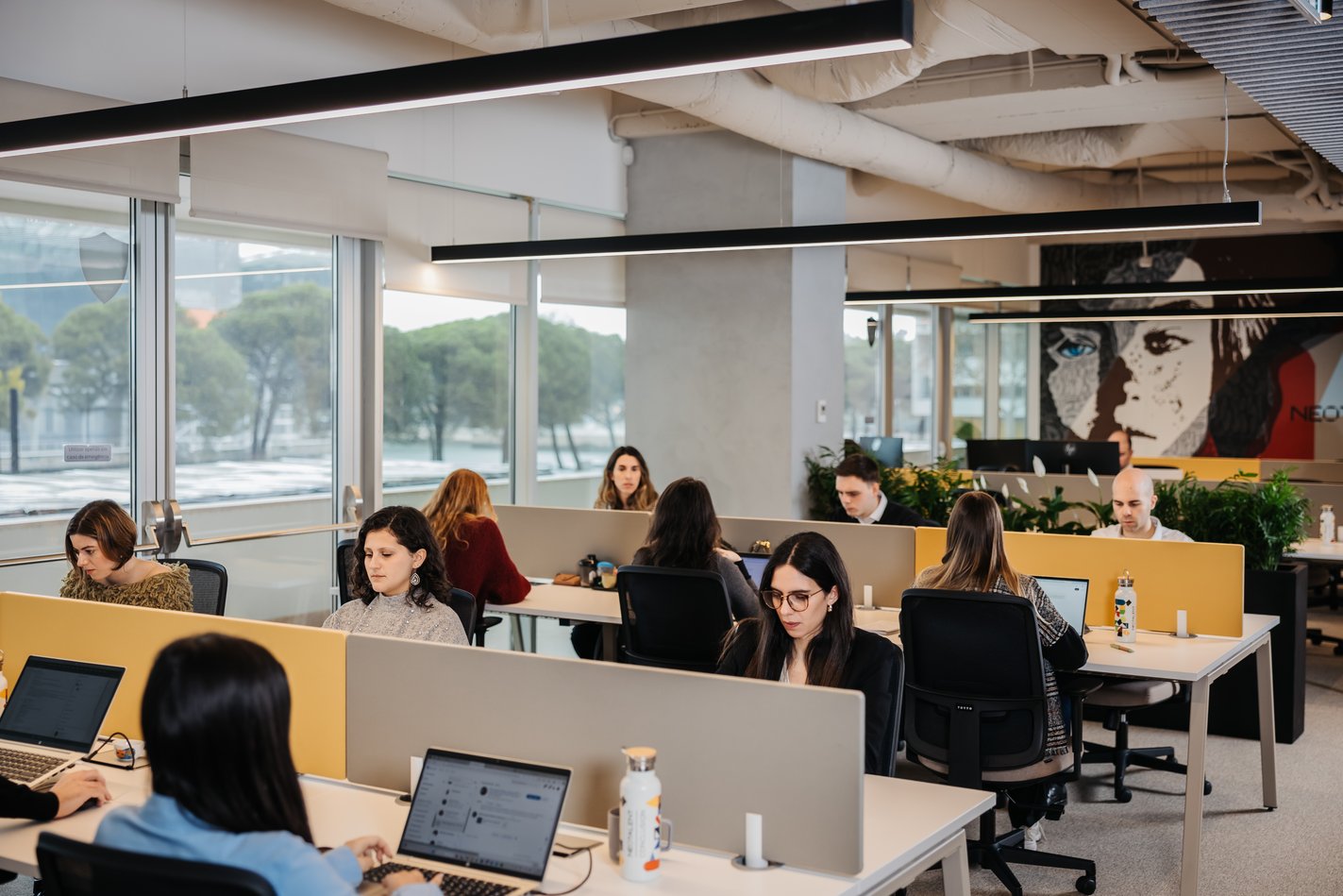 Kantoortuin met veel werknemers aan het werk