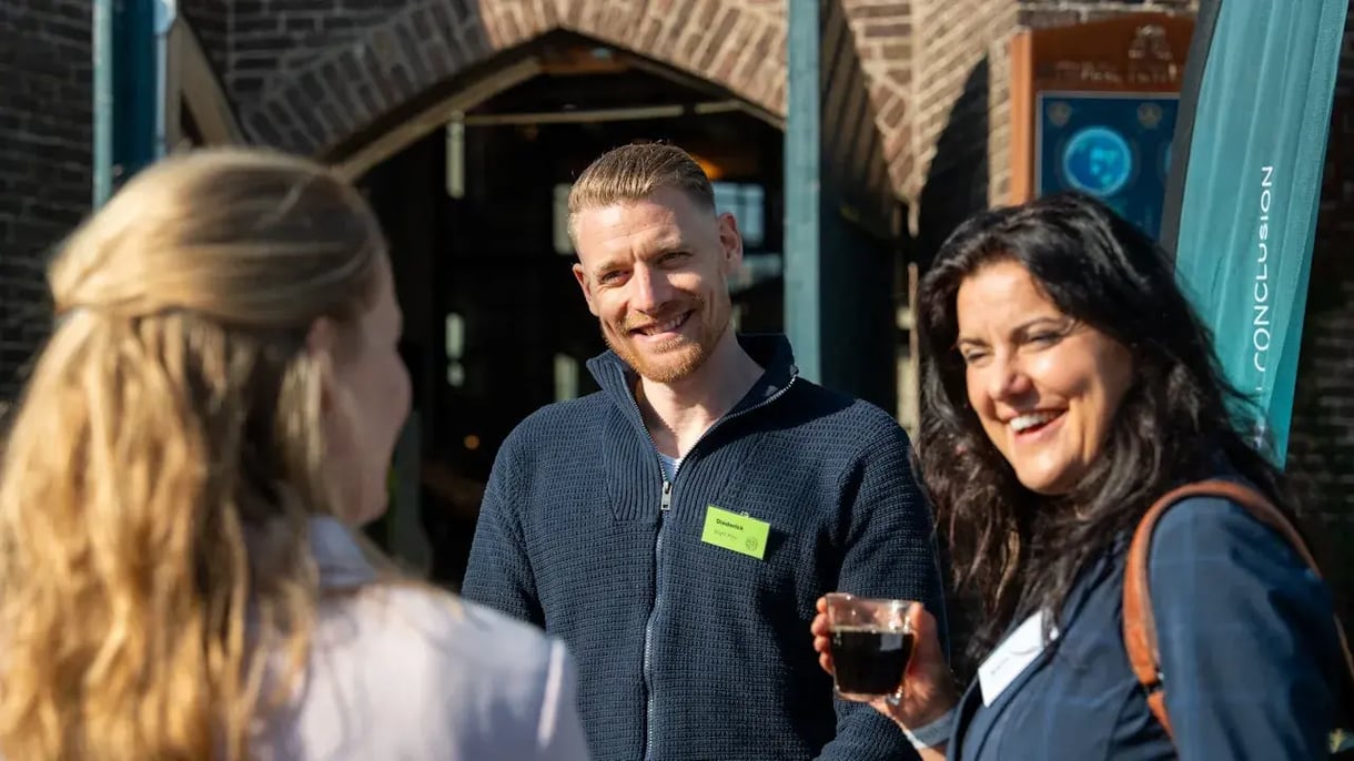 Diederick en andere collegas staan lachend buiten