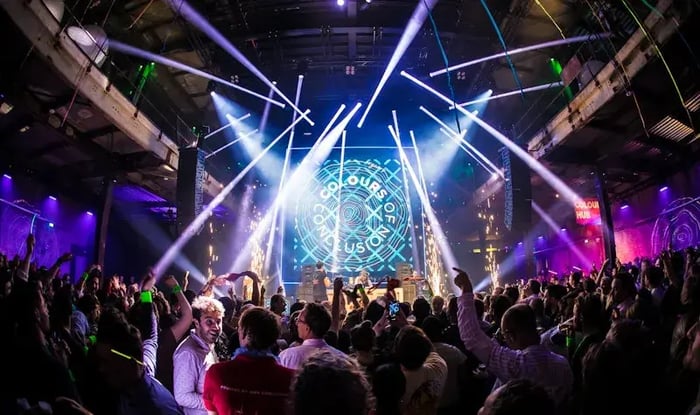 Pessoas a dançar na festa da Conclusion.