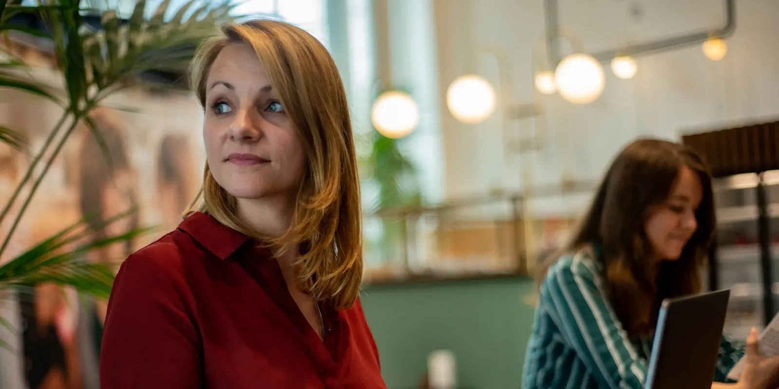 Eefje Albers looking around