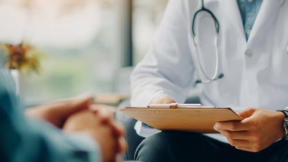 Een arts die iets opschrijft