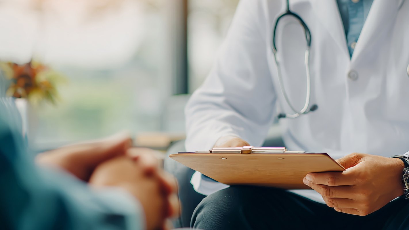 Een doctor leest voor een patiënt