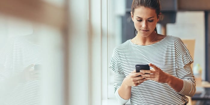 Een dame checked haar telefoon
