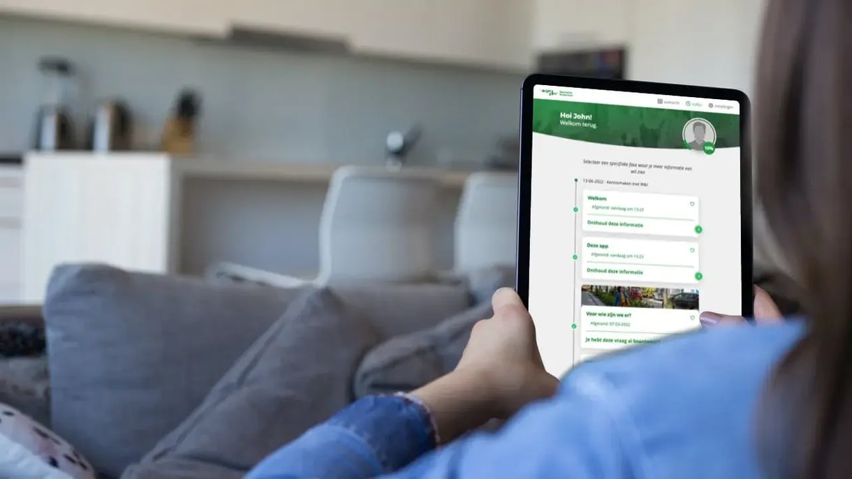 Een dame gebruikt de OnFire app