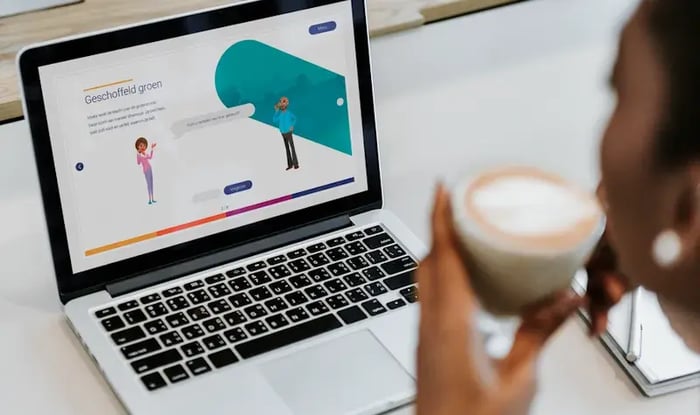 Een dame met een late werkt op haar laptop2