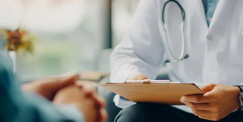 Een doctor leest voor een patiënt