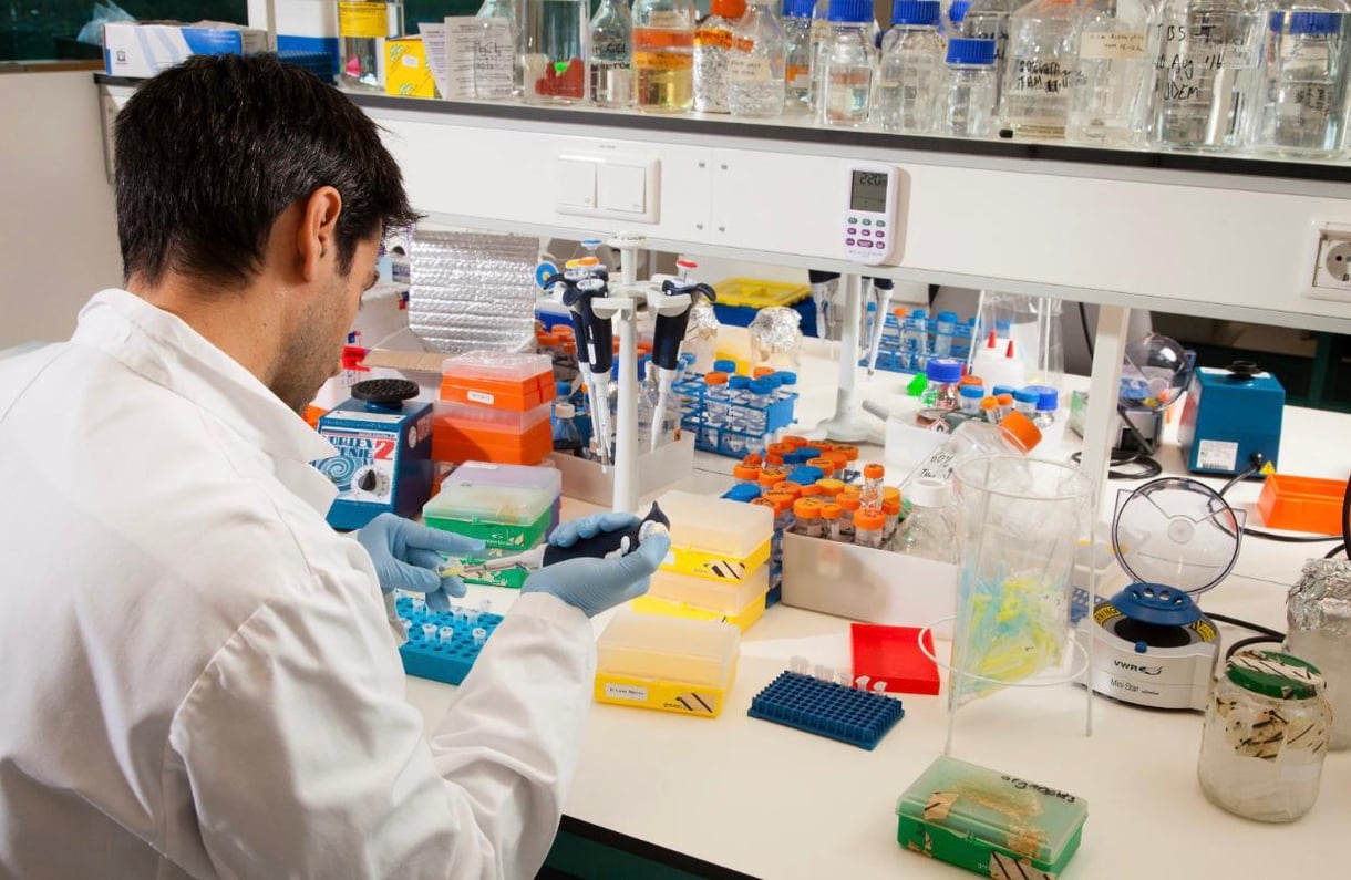 Een man die in een lab aan het werk is