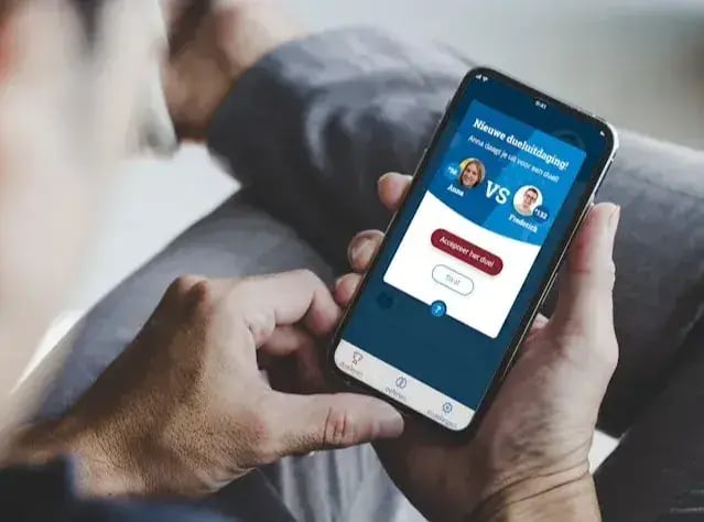 Een man gebruikt een app op zijn telefoon-1