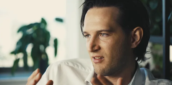 Een man is wat aan hetuit leggen