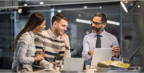 Een man lat wat zien aan een stel