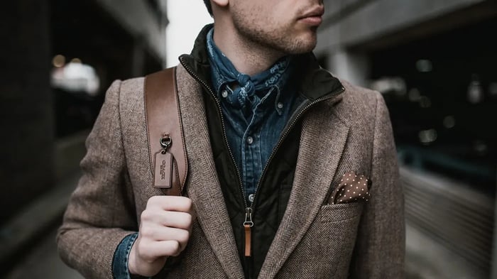 Een man met een rugzak loopt door een straat