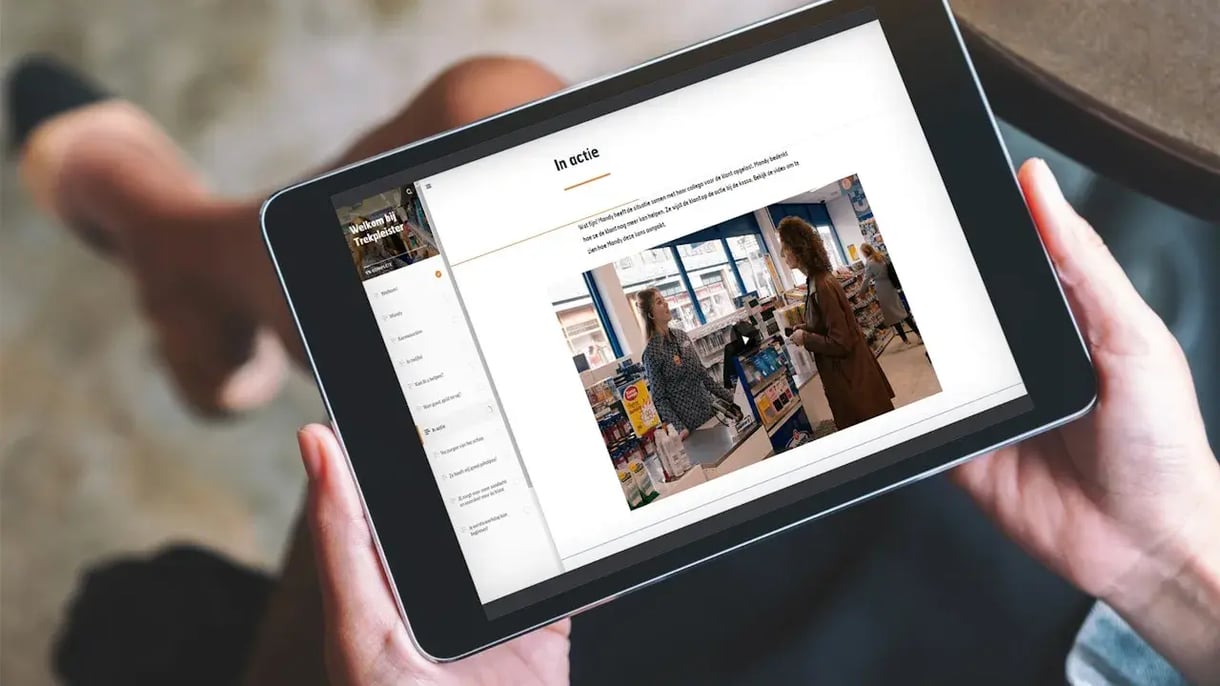 Een persoon gebruikt een onboarding app op zijn tablet