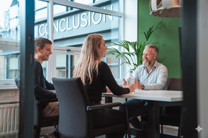 Professionals glimlachend in gesprek