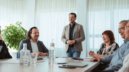 Grote groep collegas rond tafel