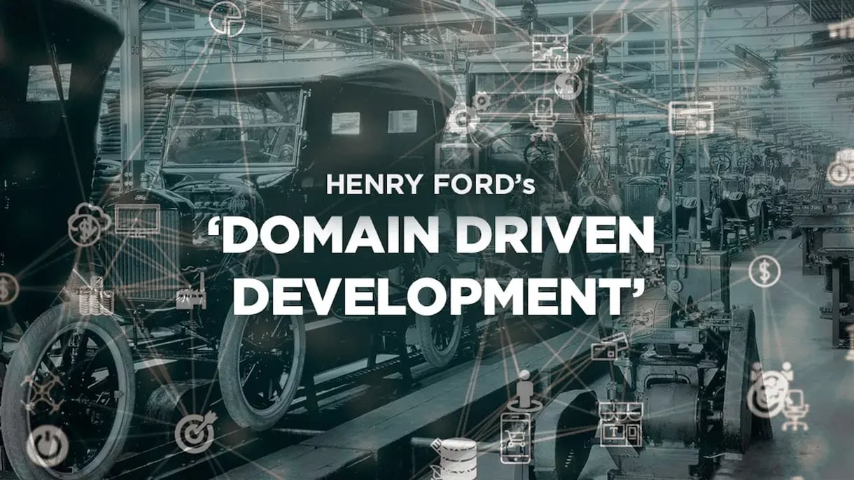 Een afbeelding van auto's van Henry Ford met de tekst 'Domain Driven Development'