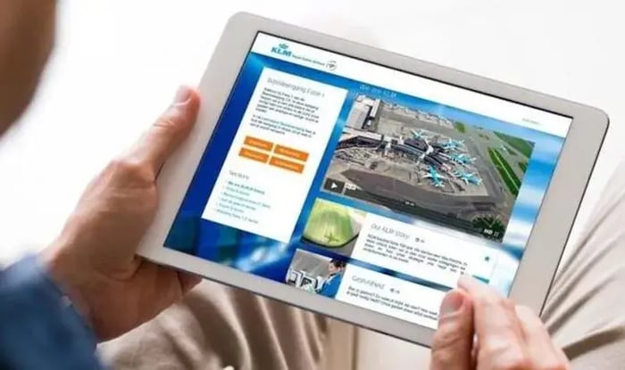 Iemand gebruikt een klm app op zijn tablet
