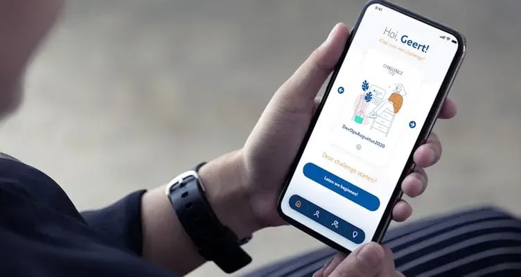 Iemand kijkt naar zijn iPhone scherm