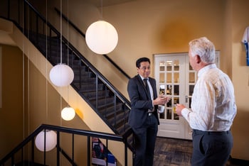 Twee mannen in een modern trappenhuis