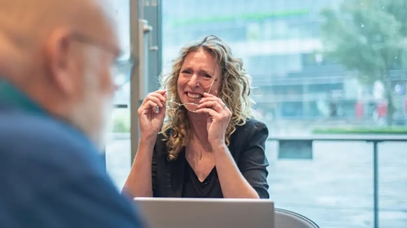 Jeanne-Marie Baarends lacht en zet haar bril op