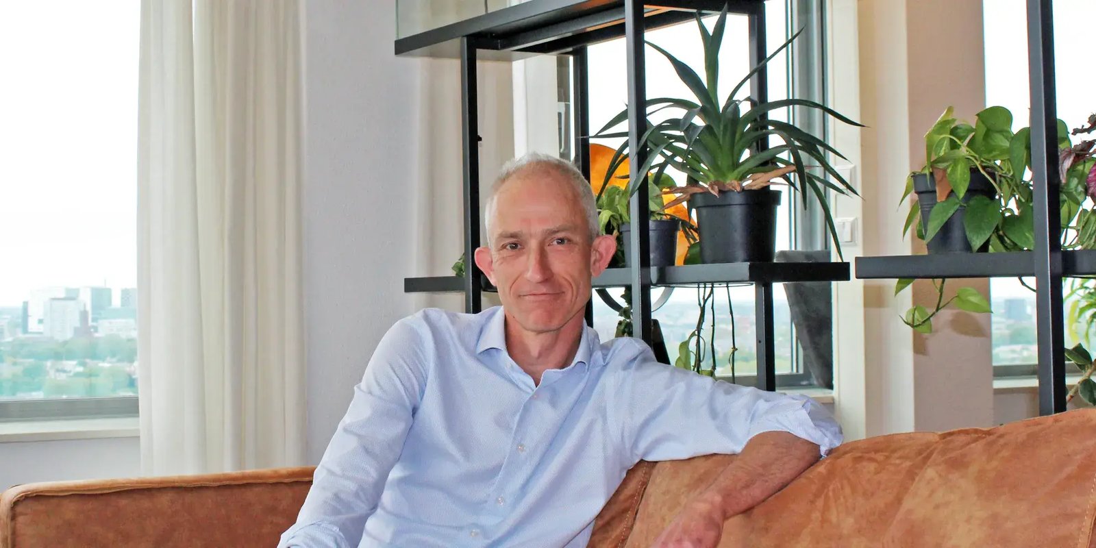 Lucas Jellema sitting on a couch