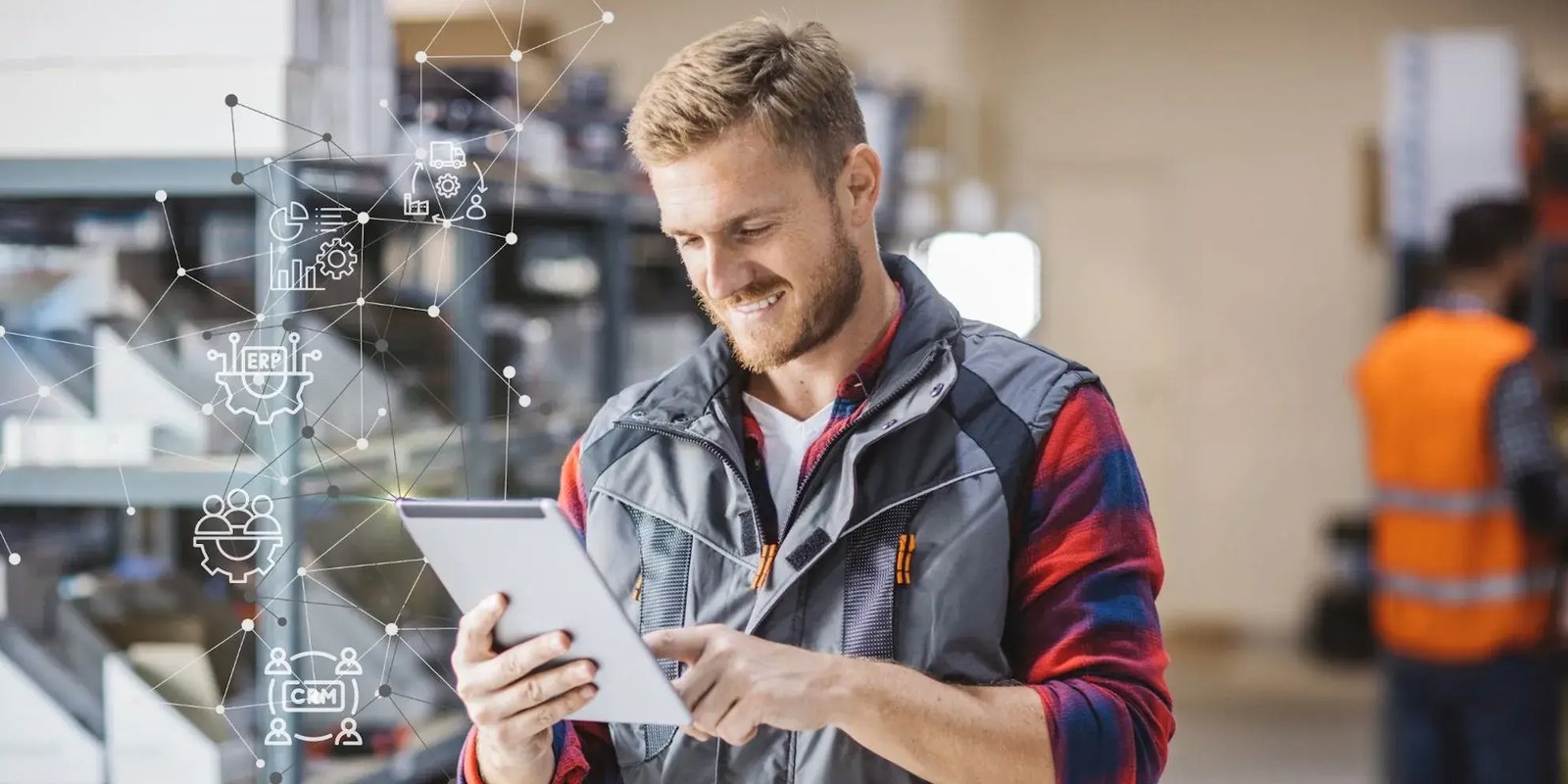Man kijkt lachend naar een tablet
