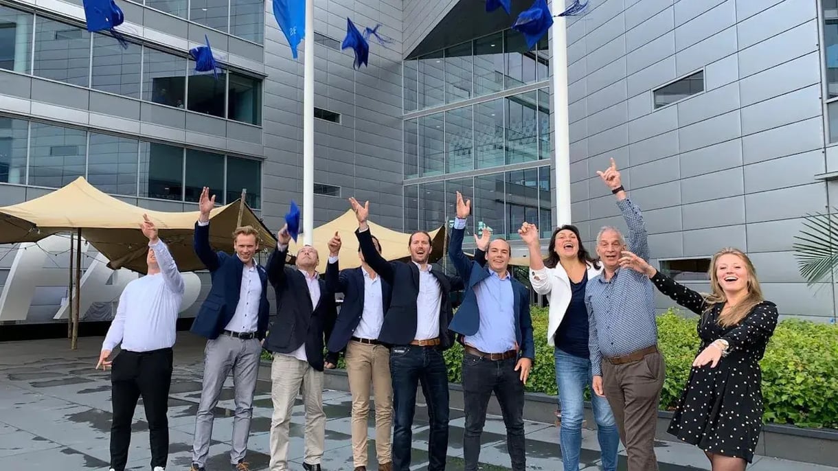 Mensen gooien een petje omhoog