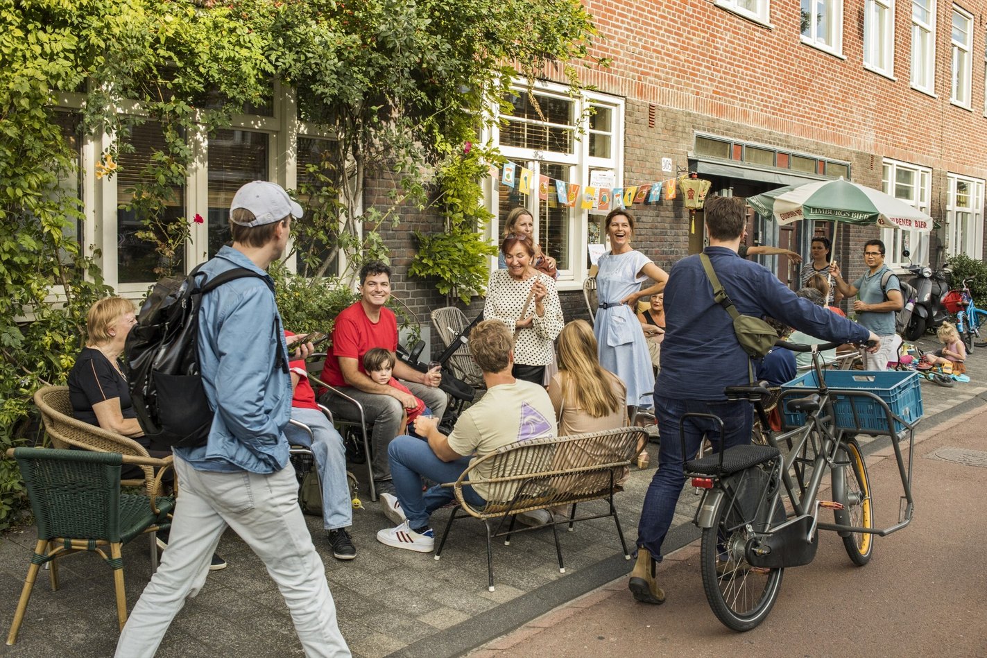 Mensen in de buurt op straat