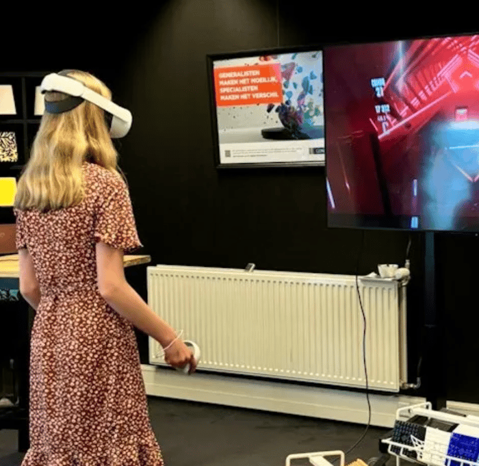 Meisje in een jurk met een VR bril die een game speelt op tv-scherm