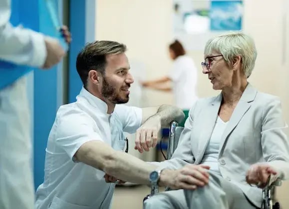 Senior woman en een doctor