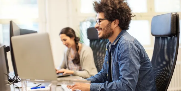 Twee collegas aan het werk achter een scherm