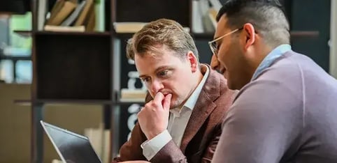 Twee collegas kijken naar een laptop-1-1