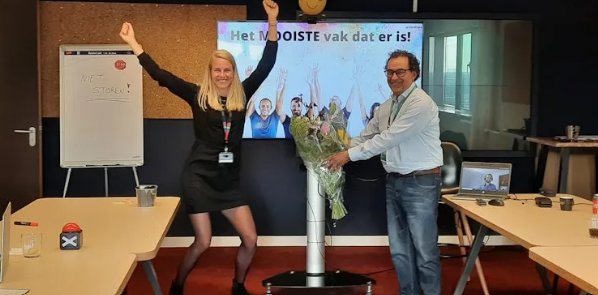 Twee collegas vieren