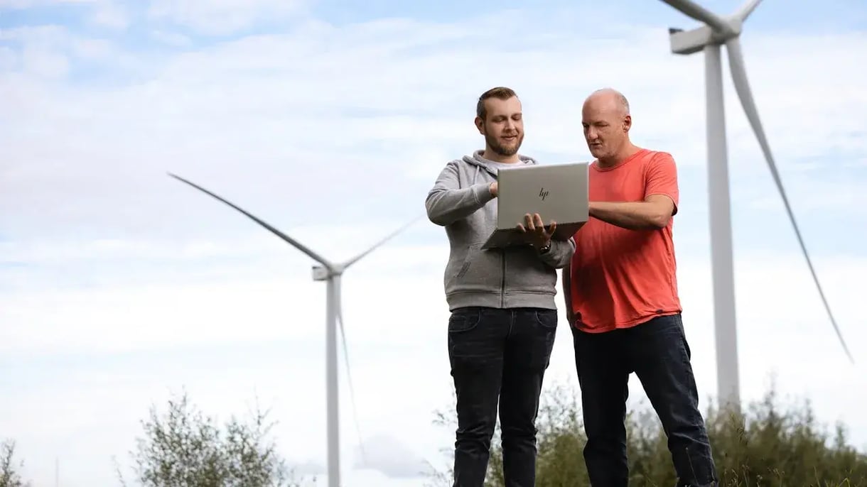Twee mannen, een laptop, en wat windmolens