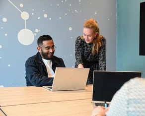 Twee mensen kijken naar een laptop-1