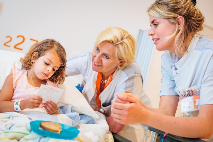 Twee verpleegkundigen met een kindje in het Prinses Maxima Centrum-1-1