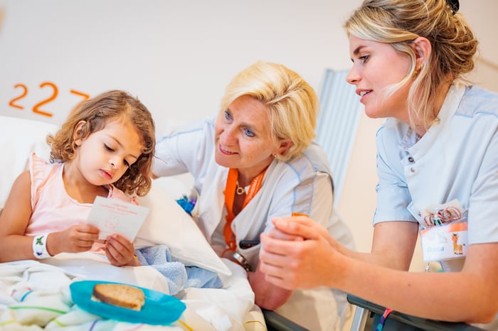 Twee verpleegkundigen met een kindje in het Prinses Maxima Centrum