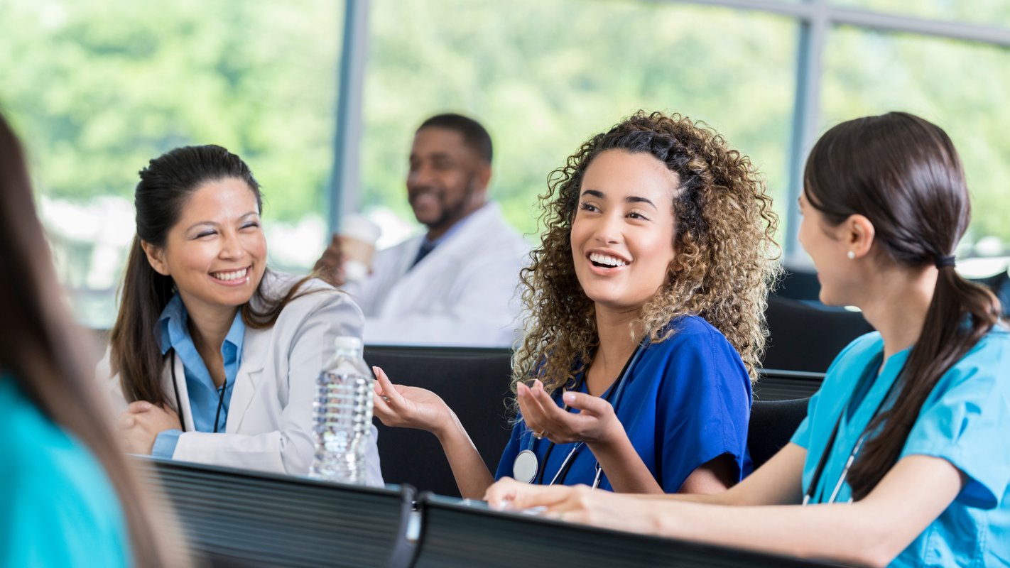 Lachende verpleegsters