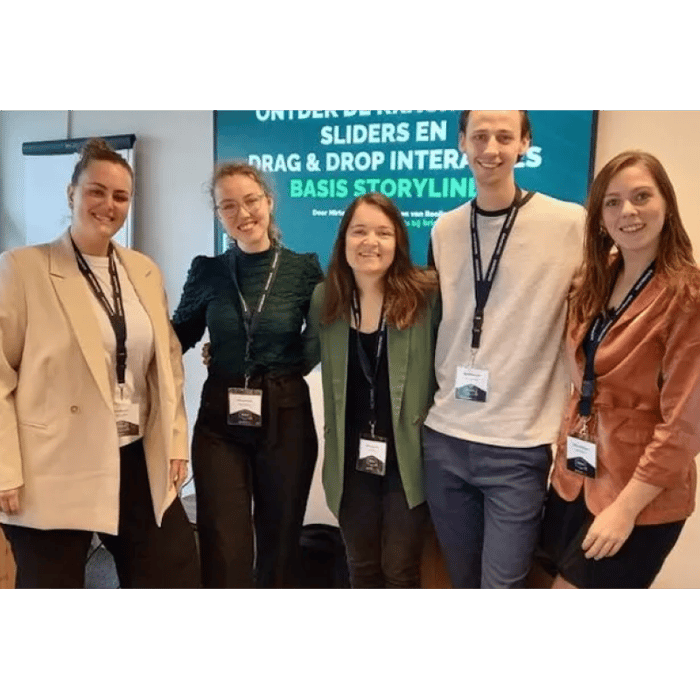 vier mensen naast elkaar