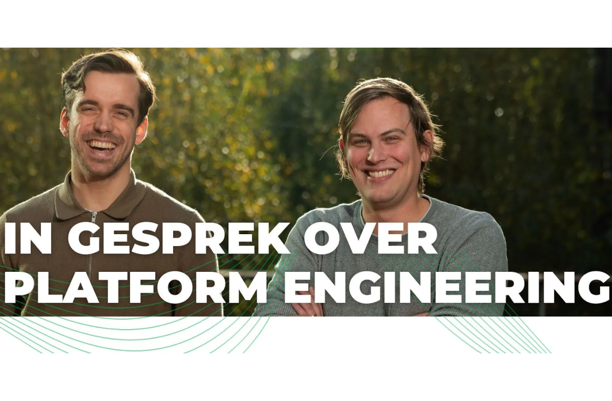 twee lachende mannen