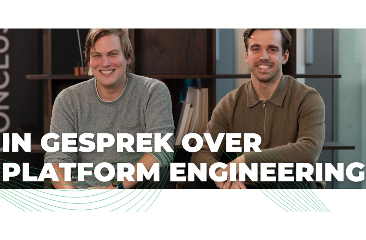 twee lachende mannen