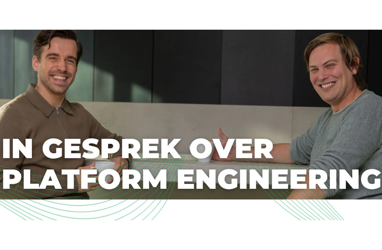 twee lachende mannen met koffie