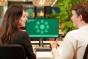 Man en vrouw bespreken duurzaamheid