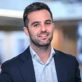 portretfoto van Erik van Mourik die lachend in de camera kijkt