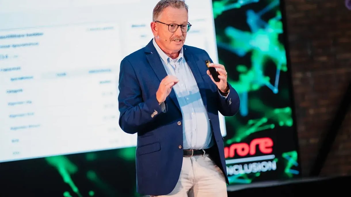 Hans van Grieken is giving a presentation