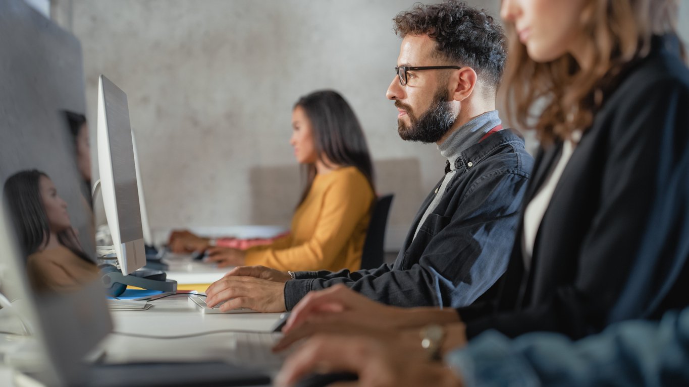 Conclusion Connect - mensen werken achter scherm