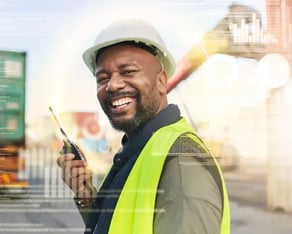 Man met veiligheidshelm en reflecterend hesje op de bouwplaats