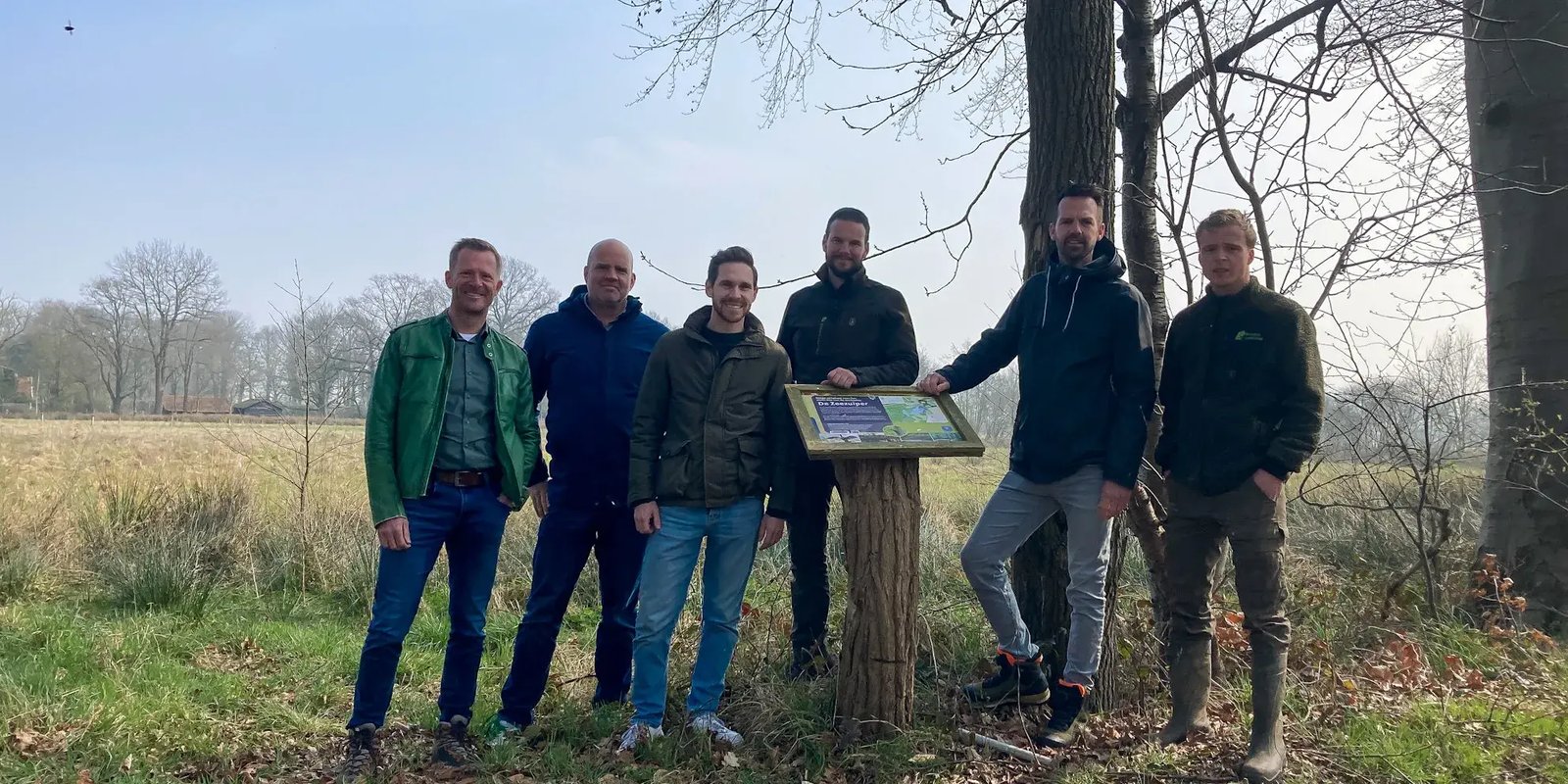 Meerdere mannen buiten in de natuur voor het nieuwe project van Conclusion, Trees for All en Brabants Landschap