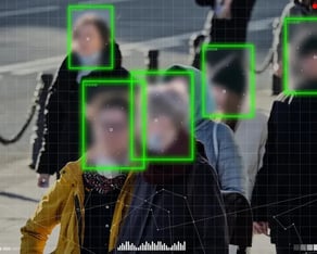 afbeelding van meerdere mensen op straat met een gezichtsherkenning blur over hun gezicht