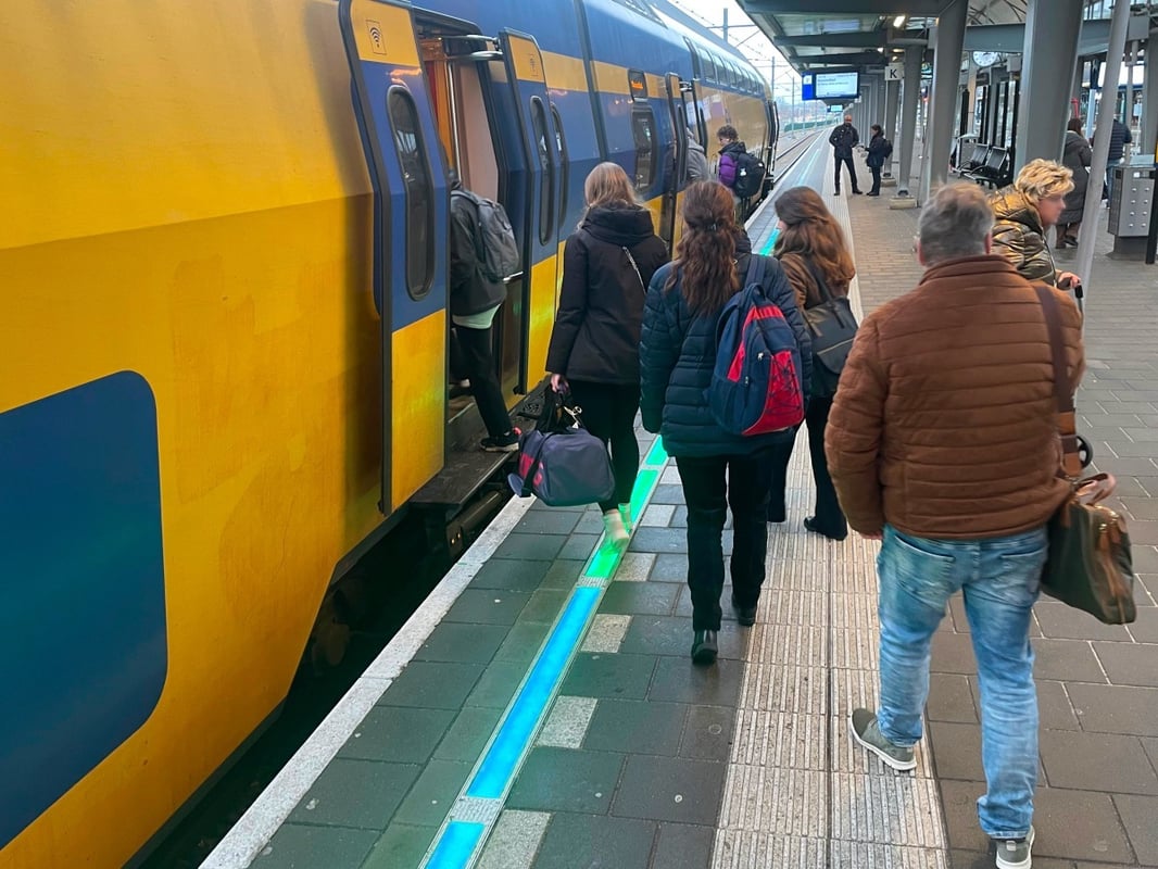reizigers op perron stappen in trein